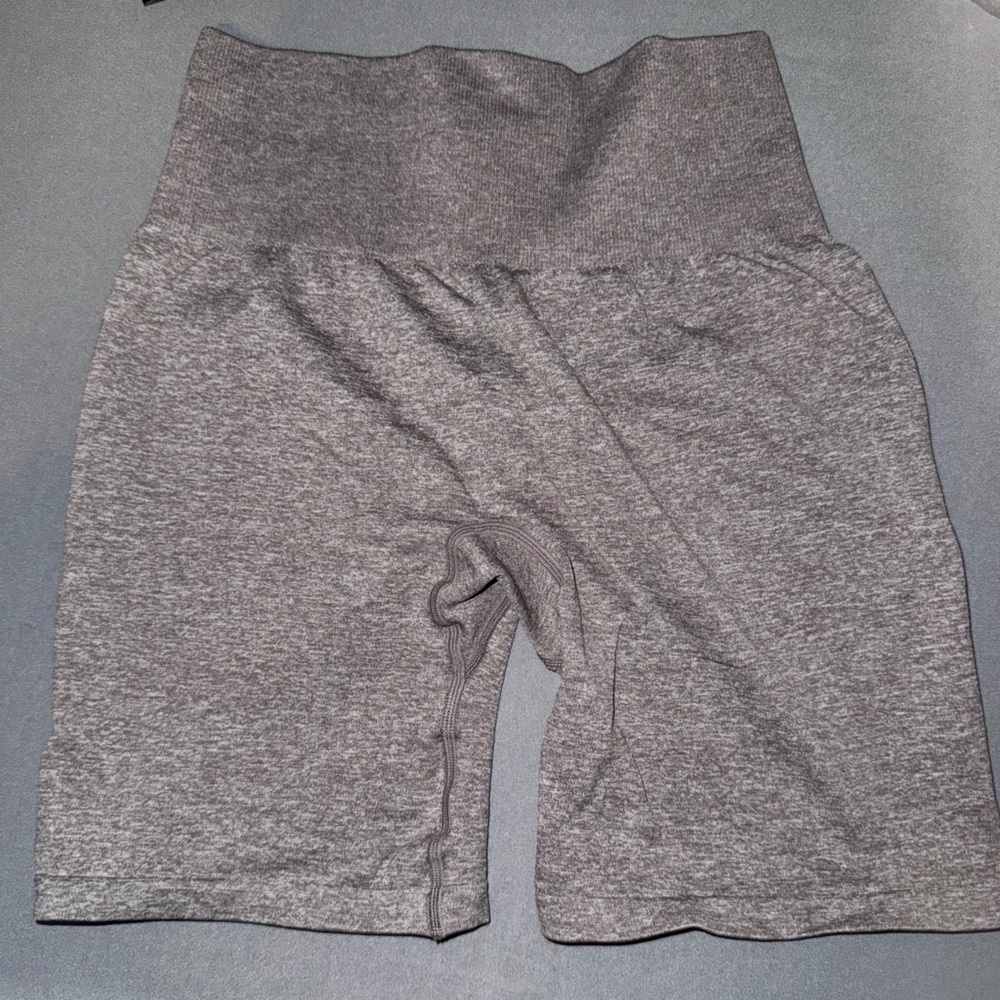 NVGTN SHORTS
•Scrunch butt
•size small
•brown color